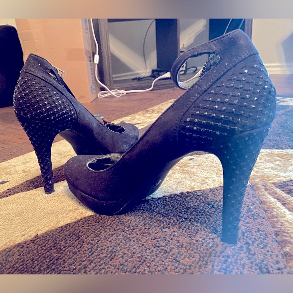 Suede black pump.